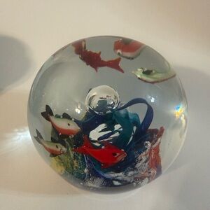 ART GLASS FISH AQUARIUM GLASS PAPER
WEIGHT Pre-Owned 3 1/2 Inches High